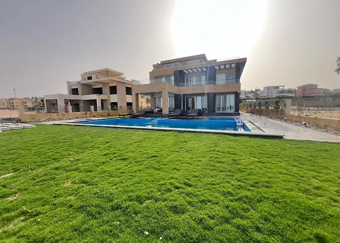 Kuba Luxury Heated Pool