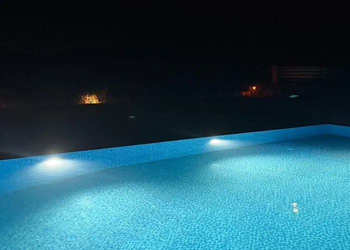 Kuba Luxury Heated Pool